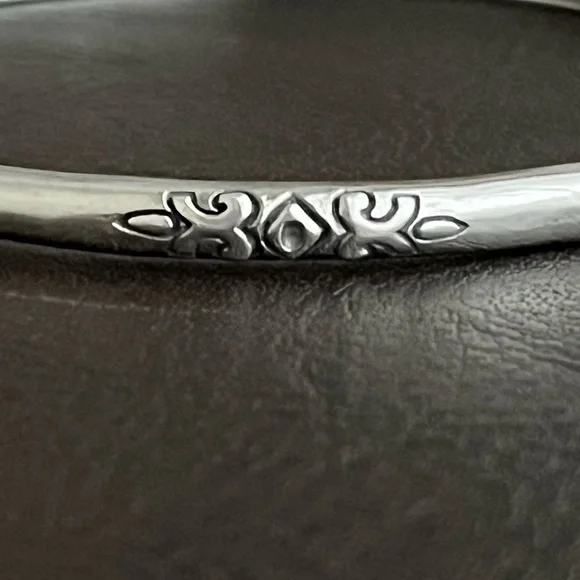Silpada etched sterling silver retired Willow bangle bracelet B2428